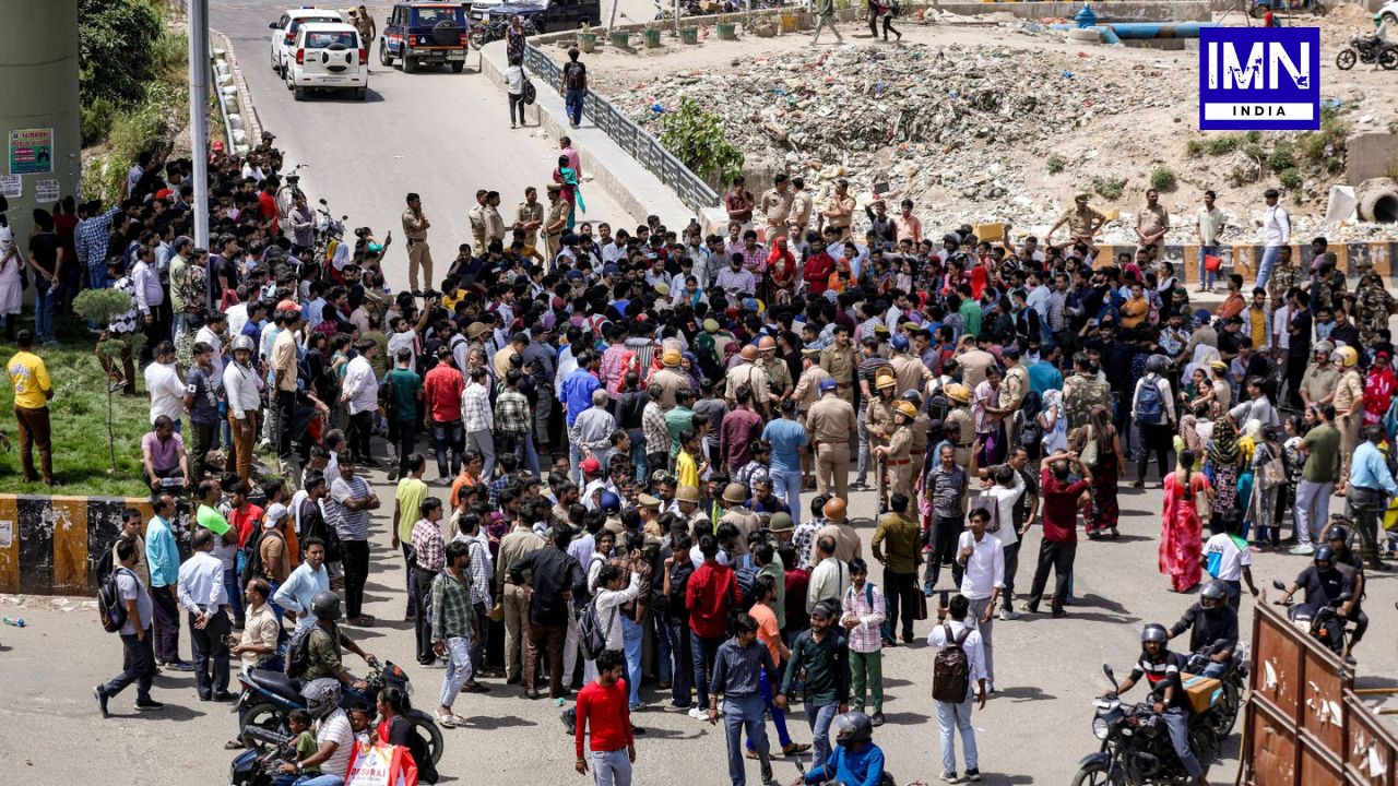 Noida Protest, Labour Protest, Chilla Border Traffic, Delhi Traffic, Noida News, Worker Protest, Breaking News, Police Alert