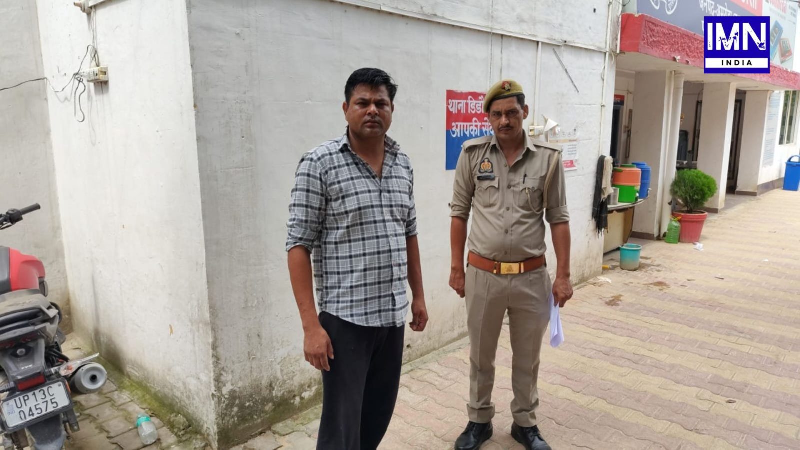Amroha drunk driving cop, Sanjeev Tomar Amroha, Delhi-Lucknow highway accident, suspended head constable Amroha, Dial 112 constable suspended, Amroha mob thrashes cop